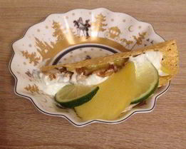 Кусочки курицы в индийской лепешке с манго и лаймовой заправкой