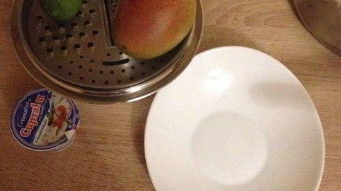 кусочки курицы в индийской лепешке с манго и лаймовой заправкой