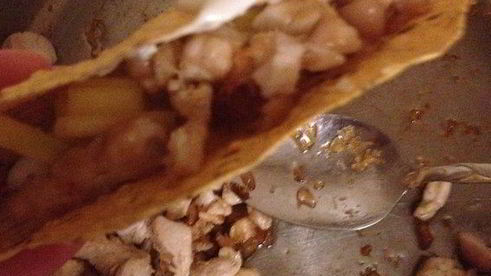 кусочки курицы в индийской лепешке с манго и лаймовой заправкой