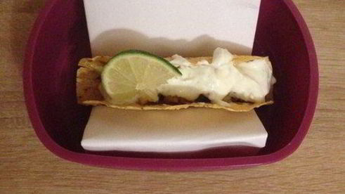 кусочки курицы в индийской лепешке с манго и лаймовой заправкой