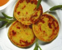 Лепешки из картофеля с соусом из сладкого перца