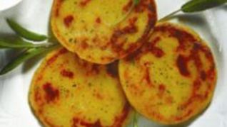 Лепешки из картофеля с соусом из сладкого перца