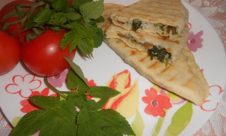 Рецепт лепешек со снытью, рисом и изюмом