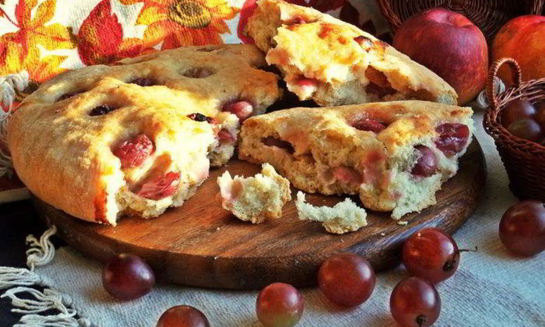 Рецепт осенней фокаччи с виноградом и сыром