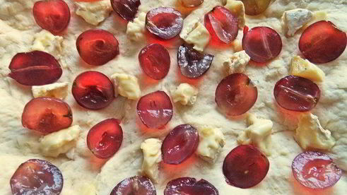 осенняя фокачча с виноградом и сыром