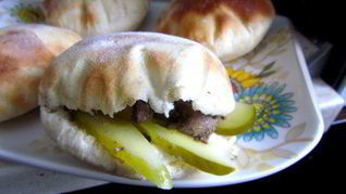 Пита с куриной печенью и сметанно-горчичным соусом