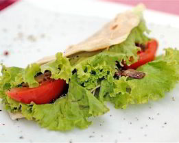 Пита с зеленью, жареным луком и беконом