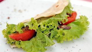 Пита с зеленью, жареным луком и беконом