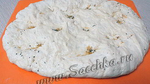 сырная фокачча с чесноком и травами