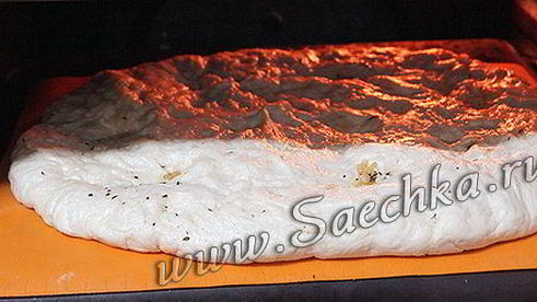 сырная фокачча с чесноком и травами