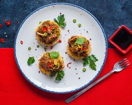 Тушеная курица с хрустящими рисовыми лепешками