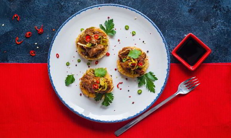 Рецепт тушеной курицы с хрустящими рисовыми лепешками