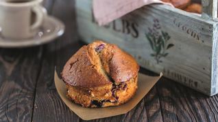 Банановые маффины с черной смородиной