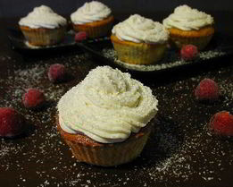 Клубнично-кокосовые маффины со сливочным кремом
