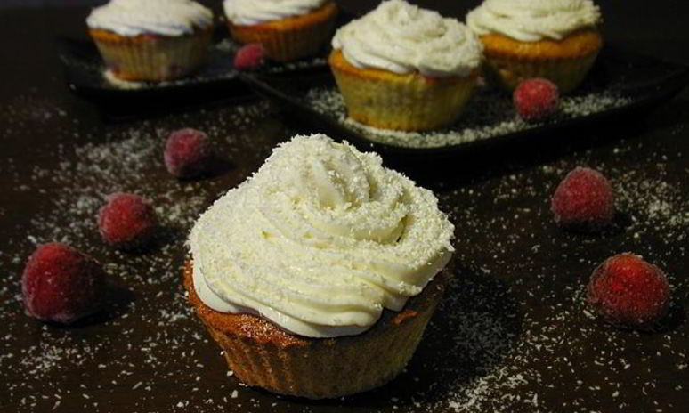 Рецепт клубнично-кокосовых маффины со сливочным кремом