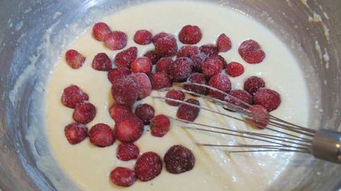 клубнично-кокосовые маффины со сливочным кремом