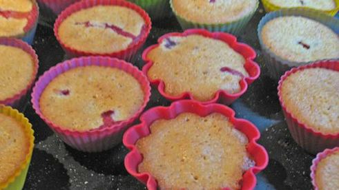 клубнично-кокосовые маффины со сливочным кремом