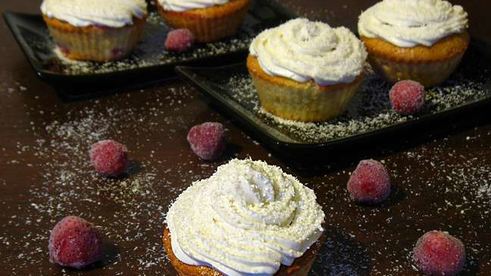 клубнично-кокосовые маффины со сливочным кремом