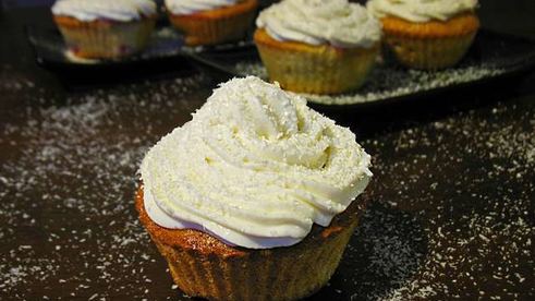 клубнично-кокосовые маффины со сливочным кремом