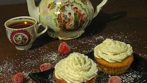 клубнично-кокосовые маффины со сливочным кремом