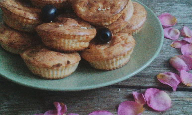 Рецепт луковых маффинов с сырной начинкой