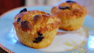 Маффины с белым шоколадом, макадамией и вишней