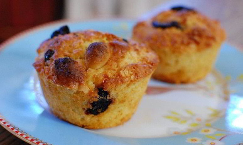 Рецепт маффинов с белым шоколадом, макадамией и вишней