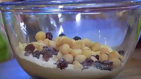 маффины с белым шоколадом, макадамией и вишней