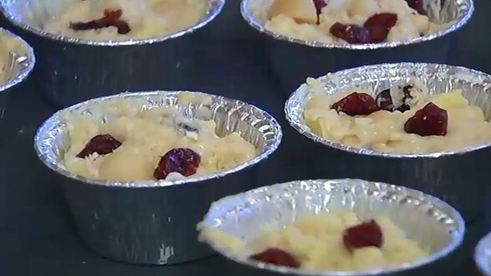 маффины с белым шоколадом, макадамией и вишней