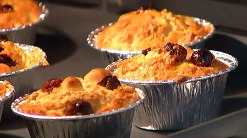 маффины с белым шоколадом, макадамией и вишней