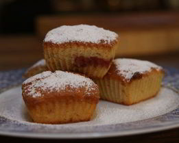 Маффины с хурмой и клубникой