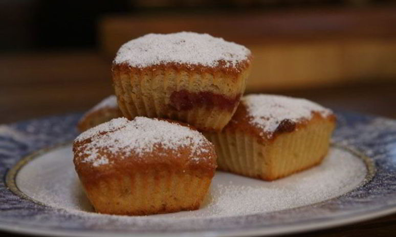 Рецепт маффинов с хурмой и клубникой