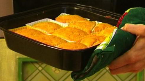 маффины с хурмой и клубникой