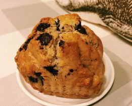 Маффины с кусочками шоколада в медовом сиропе