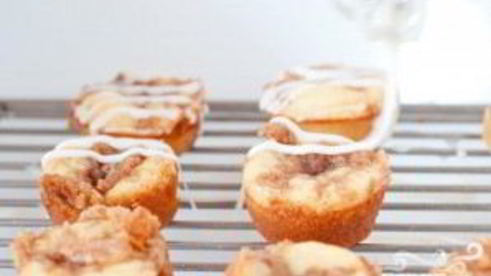 маффины с посыпкой и ванильной глазурью