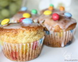 Маффины с разноцветным шоколадным драже смартис