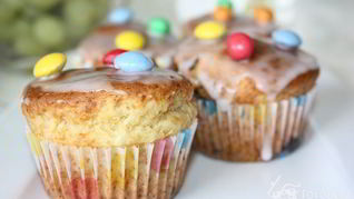 Маффины с разноцветным шоколадным драже смартис