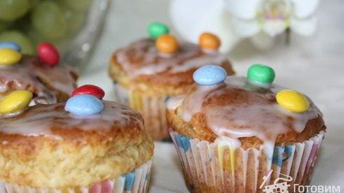 маффины с разноцветным шоколадным драже смартис