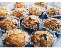 Маффины с шоколадом и миндальными лепестками