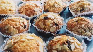 Маффины с шоколадом и миндальными лепестками