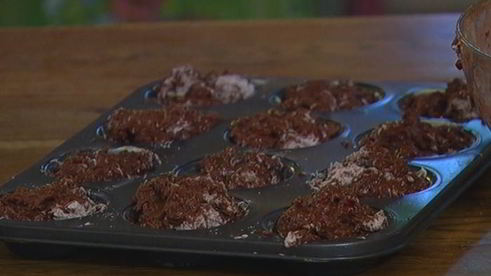 шоколадные маффины с черешней