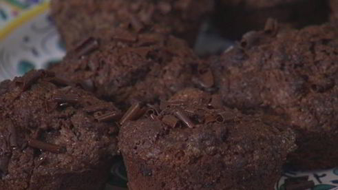 шоколадные маффины с черешней