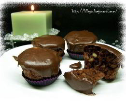 Шоколадные маффины с орехами и клюквой