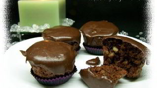 Шоколадные маффины с орехами и клюквой