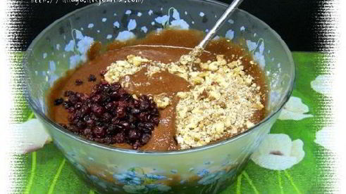 шоколадные маффины с орехами и клюквой