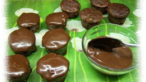 шоколадные маффины с орехами и клюквой