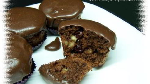шоколадные маффины с орехами и клюквой