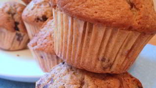 Шоколадные маффины с ягодами