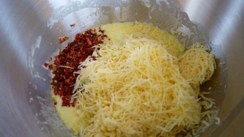 сырные маффины с паприкой и оливками