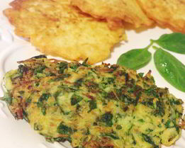 Детокс оладьи из цукини с зеленым луком и мятой